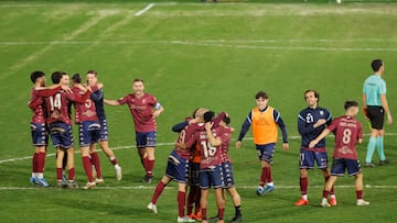 PONTEVEDRA, 03/01/2025.- Los jugadores del Pontevedra celebran la victoria tras el encuentro correspondiente a los dieciseisavos de final de la Copa del Rey que han disputado hoy viernes Pontevedra y Mallorca en el estadio de Pasarón, en Pontevedra. EFE/Lavandeira Jr