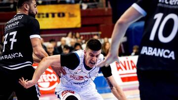 GRAF9146. San Sebastián, 27/04/2019.- El base esloveno del Delteco GBC, Matic Rebec, con el balón ante el alero griego del Monbus Obradoiro, Kostas Vasileadis, durante el partido de la liga ACB disputado hoy en la plaza de toros de Illumbe, en San Sebastián. EFE/Javier Etxezarreta.