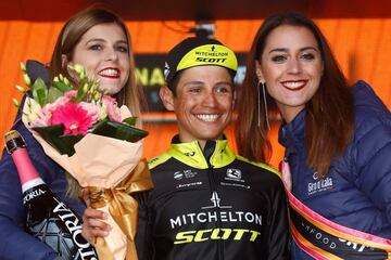 El triunfo de hoy se lo dedicó a su amiga Diana Casas, quien trabajaba en el equipo de Esteban Chaves en Colombia y que falleció cuando 'El Chavito' estaba en plena competencia en el Tour 2017: "Le dedico la victoria a mi amiga que murió el año pasado y está conmigo y seguro que ella me ha ayudado a ir más fuerte. Gracias Diana".