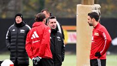 Bjelica da instrucciones a Trimmel y Khedira.