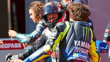 MONTMELÓ (BARCELONA), 26/09/2020.- El francés Fabio Quartararo y italiano Valentino Rossi, ambos de Yamaha YZR M 1, tras los entrenamientos clasificatorios de MotoGP del Gran Premio de Cataluña de Motociclismo 2020 que tiene lugar est