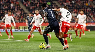 비니시우스는 휴고 린콘의 낮은 터치 이후 페널티 지역 안으로 떨어졌습니다.