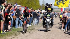 El ciclista neerland&eacute;s del Ineos Dylan Van Baarle rueda en solitario durante un tramo de pav&eacute;s de la Par&iacute;s-Roubaix.