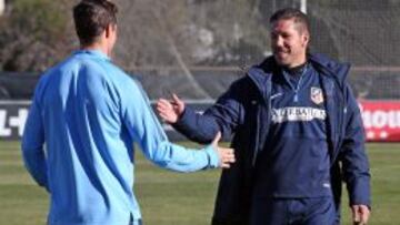 Simeone y Torres, en un entrenamiento.