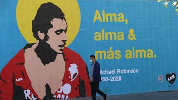 Mural homenaje a Michael Robinson en una calle pamplonesa