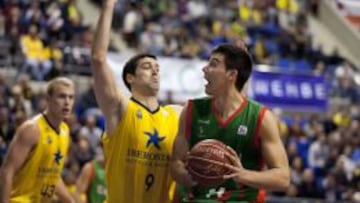 Sekulic (Tenerife) defiende a Willy Hernangómez (Cajasol), con su compañero Sikma a la espera.