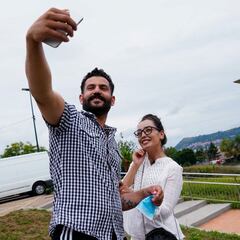 El Bidaideak tiende la mano a otros dos jugadores afganos