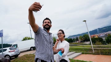 Nilofar Bayat y su marido Ramish Naik Zai, en Bilbao.