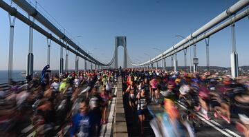 Dos millones de personas y 150 bandas de música animan la carrera en la ‘Gran Manzana’, que empezó en 1970 con 127 participantes que dieron varias vueltas a Central Park. Comienza en Staten Island y atraviesa el puente Verrazano antes de adentrarse en los cinco distritos: Brooklyn, Queens, Bronx, la Quinta Avenida y finalizar en Central Park (la carrera comenzó en 1970 con vueltas alrededor de Central Park, pero en 1976 se cambió). Es un circuito exigente para las cerca de 50.000 personas que lo completan cada año, pero es divertida y muy espectacular. La carrera se transmite en directo por la NBC y tiene unas audiencias millonarias. Por si fuera poco, justo en el pistoletazo de salida se oye en los altavoces la voz de Frank Sinatra cantando 'New York, New York'. La demanda es tan alta que si no se acredita una marca exigente hay que entrar en un sorteo. "Es una gran experiencia, el ambiente es único y la forma en que toda la ciudad sale a festejar con los corredores es impresionante", asegura Paula Radcliffe, triple ganadora.