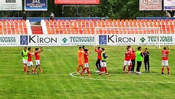 Los futbolistas de la RSD Alcal&aacute; celebran su salvaci&oacute;n sobre el c&eacute;sped del Municipal de El Val, tras derrotar al Real Aranjuez CF (3-1) en el partido correspondiente a la Jornada 8 del Grupo 7-E de Tercera Divisi&oacute;n.