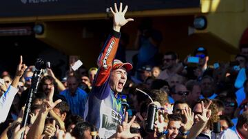 (FILES) In this file photo taken on November 08, 2015 Movistar Yamaha&#039;s Spanish rider Jorge Lorenzo celebrates winning the race and the 2015 MotoGP world championship tiltle after the MotoGP motorcycling race at the Valencia Grand Prix at Ricardo Tormo racetrack in Cheste, near Valencia. - Jorge Lorenzo who will hold a press conference on pursuing his career, in Valencia on November 14, 2019, has been three-time MotoGP world champion. (Photo by Javier SORIANO / AFP)
 PUBLICADA 15/11/19 NA MA26-27 5COL (COMO MEDIA SILUETA)