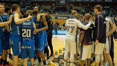 Los jugadores de San Pablo Burgos y el Monbus Obradoiro despu&eacute;s del partido en el Fontes do Sar. 