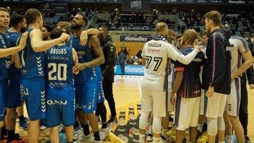 Los jugadores de San Pablo Burgos y el Monbus Obradoiro despu&eacute;s del partido en el Fontes do Sar. 