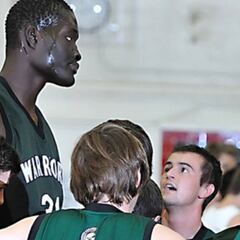 Los Lakers probarán al gigante de 2,26 que jugaba al fútbol