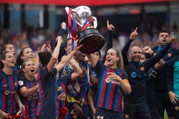 Las jugadoras del Barcelona levantan la Copa de la Liga. 