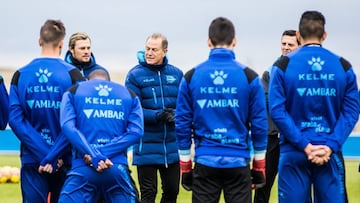 La plantilla albiazul, durante la sesión de ayer para preparar otro derbi vasco.