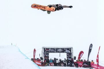 Danny Davis de Estados Unidos compite en la calificación de halfpipe de snowboard masculino en los Juegos de Invierno de Nueva Zelanda en Cardrona Alpine Resort cerca de Queenstown.