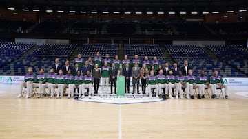 Juanma Moreno posa con el Unicaja, campoeón de Copa.