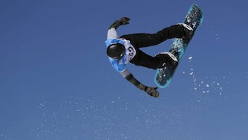 El español José Antonio "Josito" Aragón en un salto hoy durante el entrenamiento de Big Air de los Campeonatos del Mundo de Snowboard y Freestyle Ski Sierra Nevada 2017.