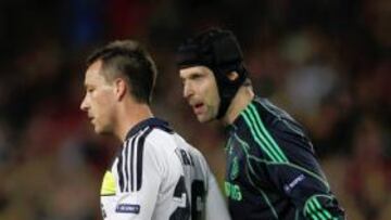 Petr Cech habla con su compañero Terry en el momento de la expulsión de este último.