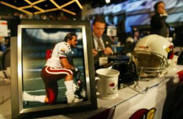 1976-2004 Patrick Daniel Tillman, fue un jugador de fútbol americano que, en respuesta a los atentados del 11 de septiembre de 2001, abandonó su carrera profesional para alistarse en el Ejército estadounidense. Falleció en una misión en Afganistán, cerca de la frontera pakistaní, víctima de fuego amigo. 