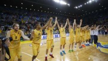 Los jugadores del Herbalife Gran Canaria celebran el pase a la final de la Eurocopa.