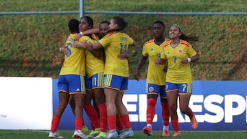 AMDEP1079. ASUNCIÓN (PARAGUAY), 10/02/2026.- Jugadoras de Colombia celebran un gol este martes, en un partido del Sudamericano Femenino Sub-20 entre Colombia y Uruguay en el estadio Emiliano Ghezzi, en Asunción (Paraguay). EFE/ Juan Pablo Pino