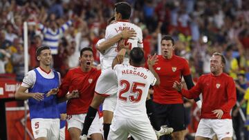 GRA709. SEVILLA. 20/09/2017.- El centrocampista del Sevilla FC Jesús Navas (c. arriba) celebra su gol, primero del equipo andaluz frente a la UD Las Palmas, durante el partido de la quinta jornada de Liga en Primera División que se disputa esta noche en el estadio Ramón Sánchez-Pizjuán, en Sevilla. EFE/Julio Muñoz.