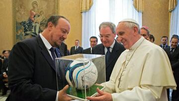 Benítez, con el Papa Francisco: "Se nota que le gusta el fútbol"