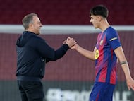 BARCELONA, 07/02/2026.- El entrenador del Barcelona Hansi Flick (i) saluda al jugador Marc Bernal al finalizar el partido de LaLiga de fútbol entre el Barcelona y el Mallorca, este sábado en el Camp Nou. EFE/ Toni Albir