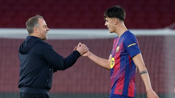BARCELONA, 07/02/2026.- El entrenador del Barcelona Hansi Flick (i) saluda al jugador Marc Bernal al finalizar el partido de LaLiga de fútbol entre el Barcelona y el Mallorca, este sábado en el Camp Nou. EFE/ Toni Albir