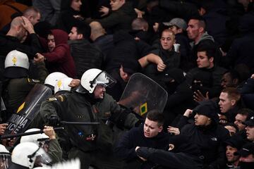 Durante los altercados de algunos aficionados del AEK la policia tuvo que intervenir. Los griegos asaltaron al campo y lanzaron bengalas a los seguidores del conjunto holandés. 