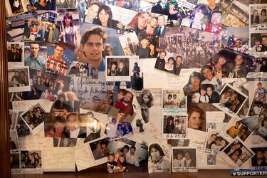 Mural con imágenes de futbolistas que dedicaron sus fotografías a la trattoria tras acudir a comer allí.