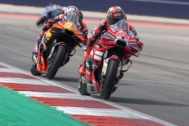 Los pilotos Marc Márquez, Ducati Team, y Enea  ¡Bastianini, Red Bull KTM.