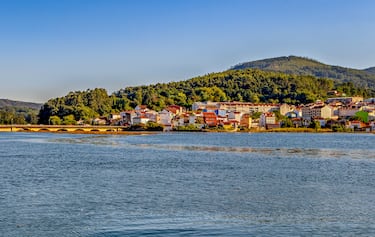Noia es una histórica villa medieval situada en la desembocadura del río Tambre, conocida tradicionalmente como el "Puerto de Santiago".