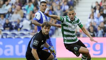 Slimani celebra su primer tanto.