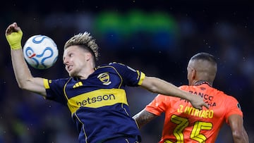 AMDEP3476. BUENOS AIRES (ARGENTINA), 14/04/2026.- Santiago Ascacibar (i) de Boca disputa el balón con Jefferson Intriago de Barcelona este martes, en un partido de la fase de grupos de la Copa Libertadores entre Boca Juniors y Barcelona SC en el estadio La Bombonera en Buenos Aires (Argentina). EFE/ Juan Ignacio Roncoroni