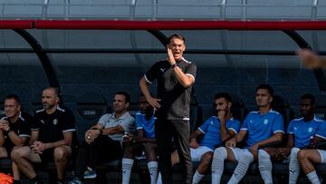 LEZAMA (BIZKAIA), 06/08/2022.- El entrenador del Alavés Luis García Plaza durante el partido amistoso de pretemporada que Athletic Club de Bilbao y Alavés juegan este sábado en Lezama. EFE/Javier Zorrilla
