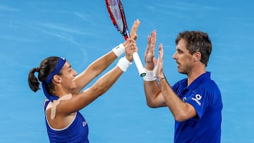 Los franceses Caroline Garcia y Edouard Roger-Vasselin celebran su victoria en el dobles ante Noruega en la eliminatoria de cuartos de final de la United Cup.