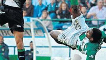 <b>SIN TINO. </b>Robert lo intentó de todas las maneras posibles pero el Betis se mostró incapaz de generar jugadas de peligro.