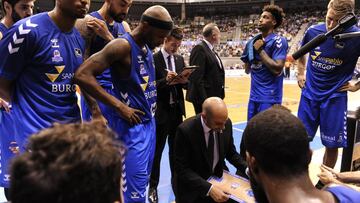 Joan Peñarroya da instrucciones a los jugadores del San Pablo Burgos durante un partido