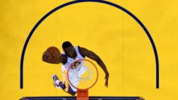 Harrison Barnes se lanza a machacar el aro.