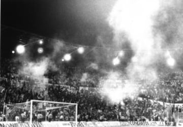 Copa del Rey 1982-1983. (04/06/83). Estadio de La Romareda. Barcelona-Real Madrid. Los azulgranas ganaron 2-1. Los goles, Víctor, Santillana y Marcos Alonso en el minuto 89. Era la primera temporada de Marandona con el Barça.