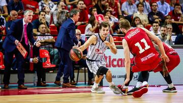 Tomás Bellas salva la presión de Radovic.