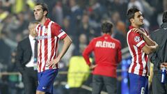 Godín se lamenta junto a Koke tras la final de Champions de Lisboa.