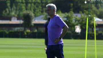 Mourinho supervisa práctica de Davinson y Tottenham