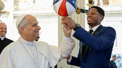 El Papa León XIV hizo girar una pelota en su dedo al más puro estilo de los Harlem Globetrotters