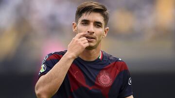 Isaac Brizuela jugando con Chivas en el Clausura 2019.