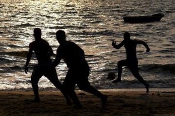 Fútbol en las playas de Libreville capital de Gabón