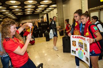 La selección española Sub-17 y el cuerpo técnico recibidos entre gritos de "campeonas, campeonas".